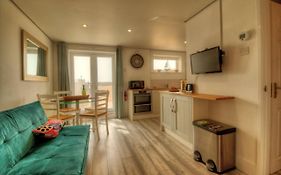 Pass The Keys Shore To Please - Sea Views And Beach Front Modern 1Bed Apt With Sofabed