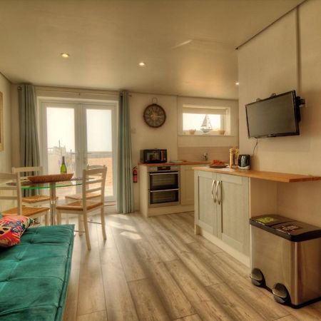 Pass The Keys Shore To Please - Sea Views And Beach Front Modern 1Bed Apt With Sofabed Portsmouth Exterior photo